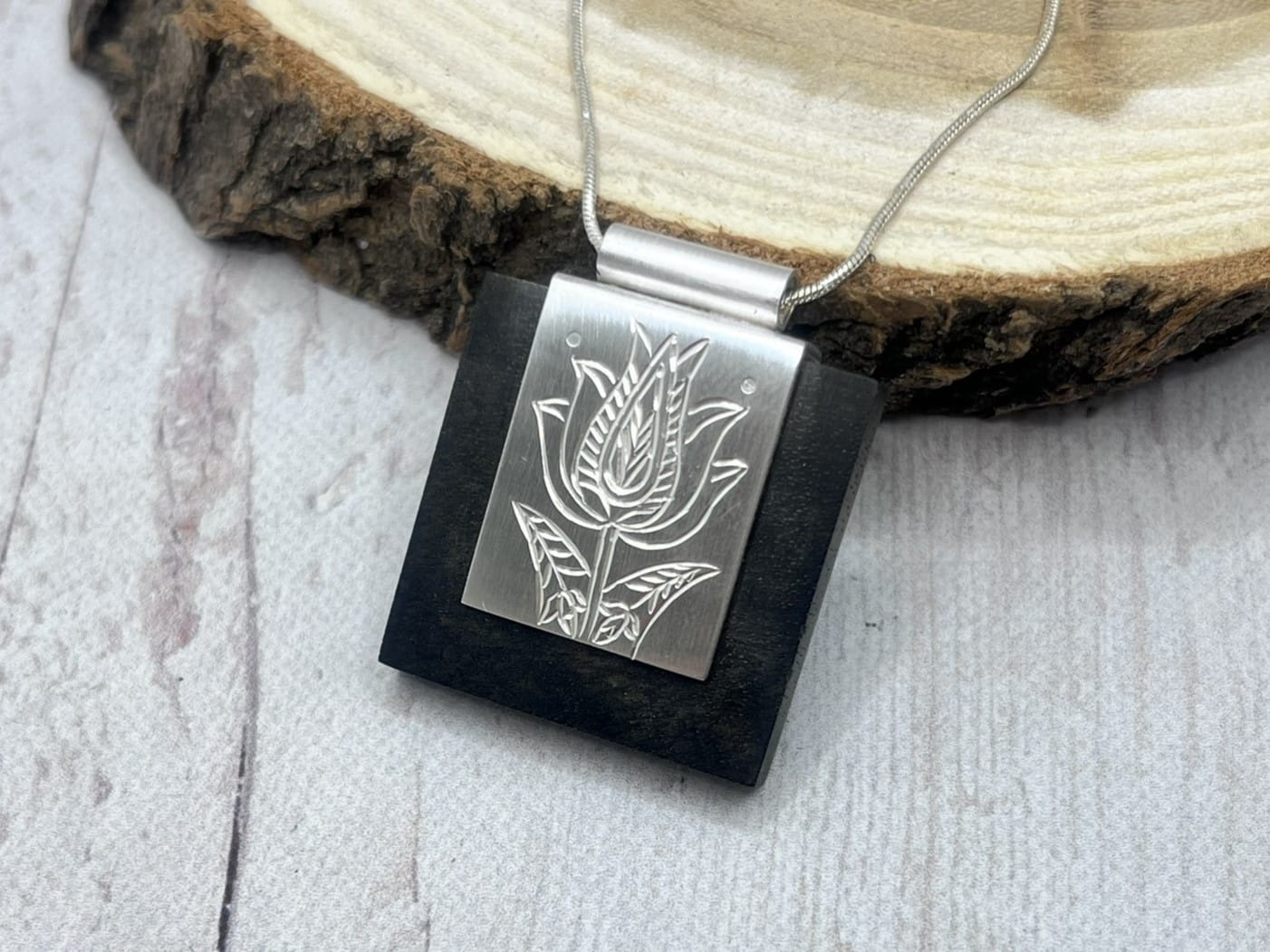 Tulipános ezüst medál ébenfával