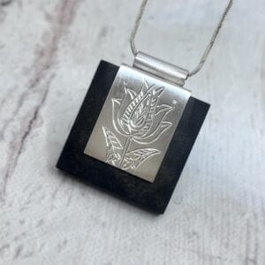 Tulipános ezüst medál ébenfával