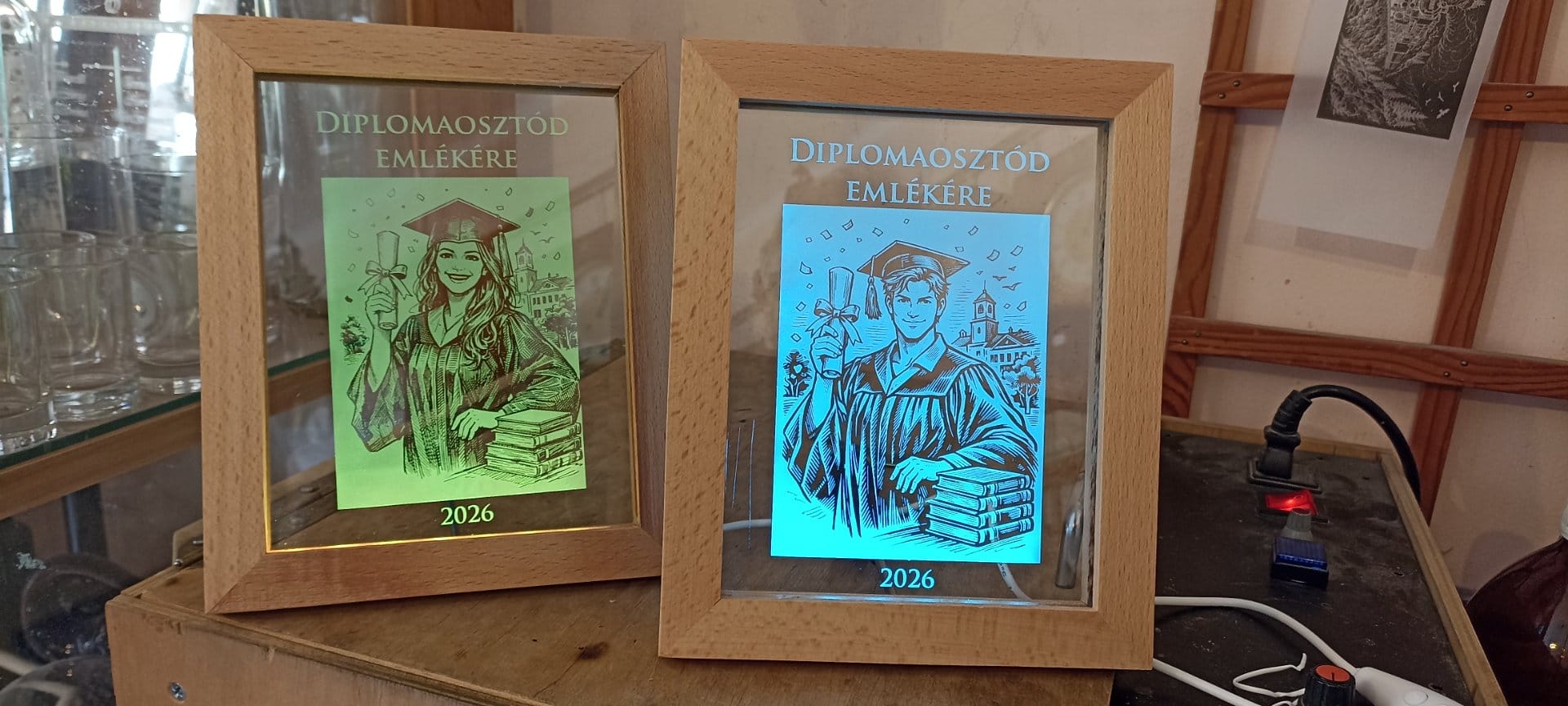 Diplomaosztóra üvegplakett LED világítással