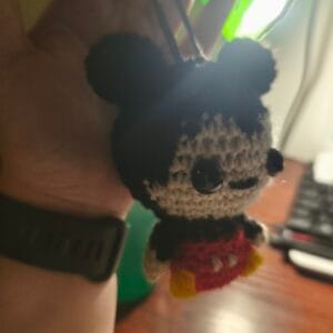 Horgolt Mickey egér kulcstartó
