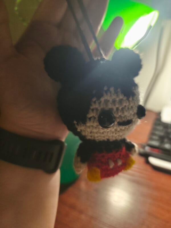 Horgolt Mickey egér kulcstartó