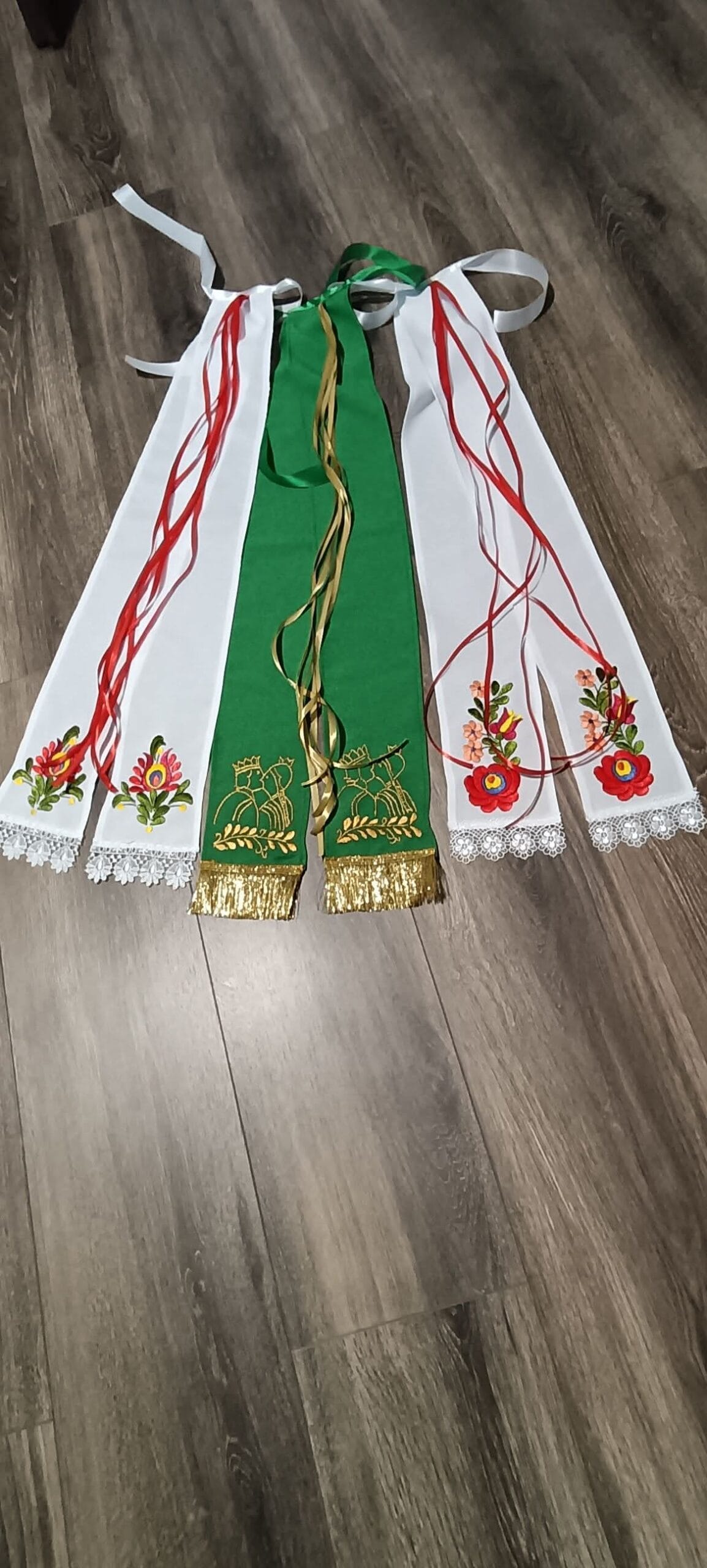 Hímzett vőfély szalag