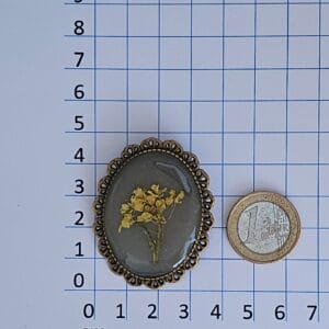 Sárga virágos kézműves bross műgyantából
