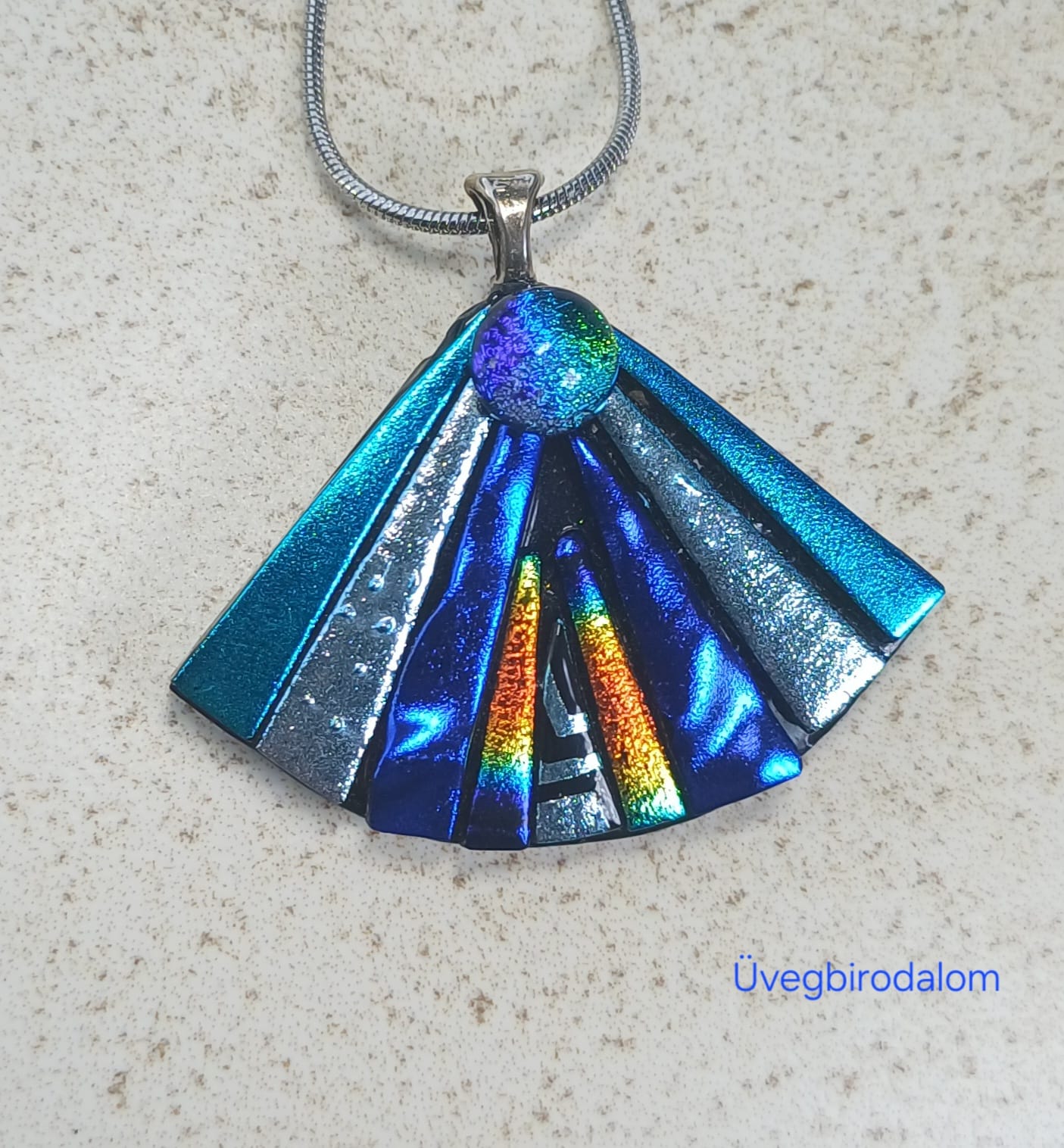 Olvasztott dichroic üvegnyaklánc „Kékek