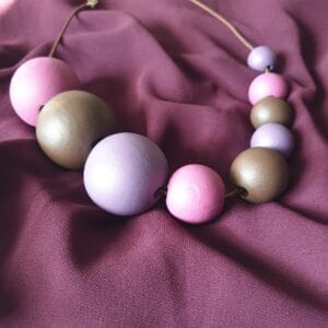 Kézzel festett fa bogyós nyaklánc – PLUM BORDEAUX