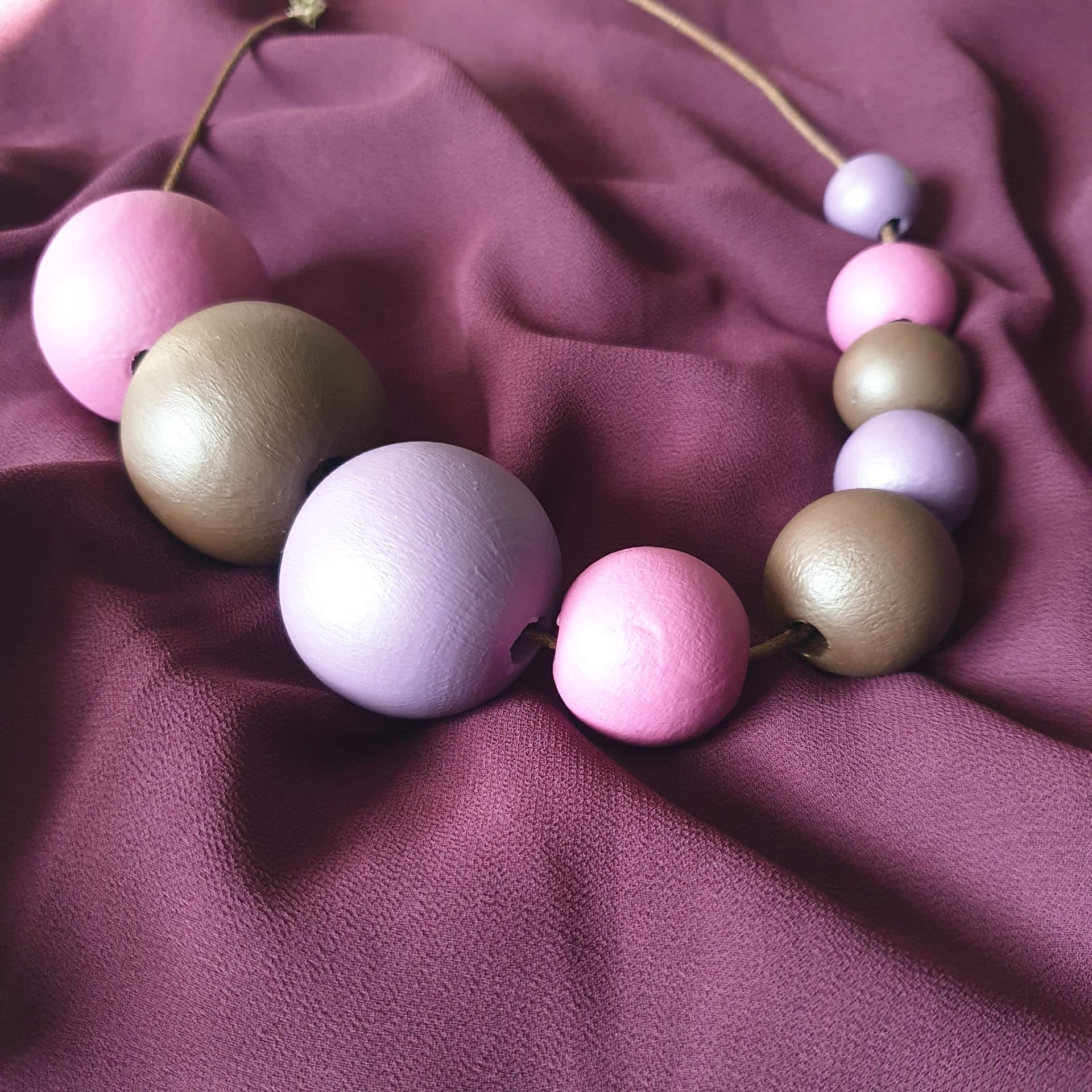 Kézzel festett fa bogyós nyaklánc – PLUM BORDEAUX