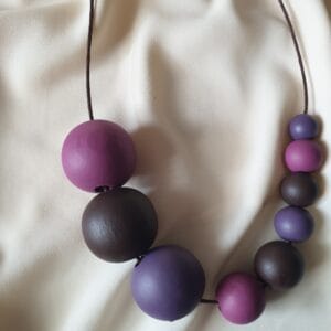 Kézzel festett fa bogyós nyaklánc – PLUM BORDEAUX