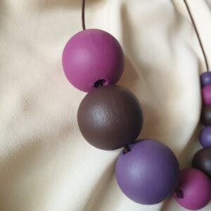 Kézzel festett fa bogyós nyaklánc – PLUM BORDEAUX