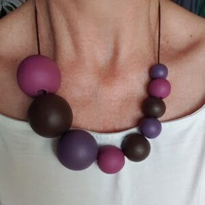 Kézzel festett fa bogyós nyaklánc – PLUM BORDEAUX