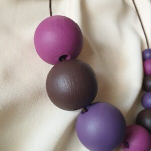 Kézzel festett fa bogyós nyaklánc – PLUM BORDEAUX