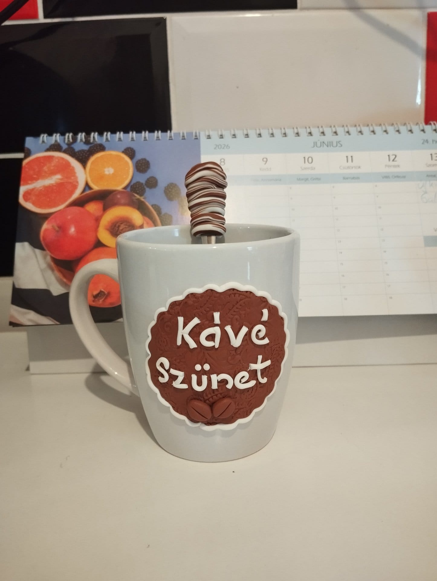 Kerámia bögre süthető gyurmával díszítve