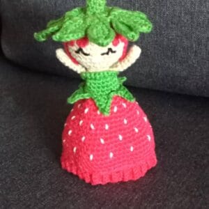 Kifordítható eperbaba horgolt