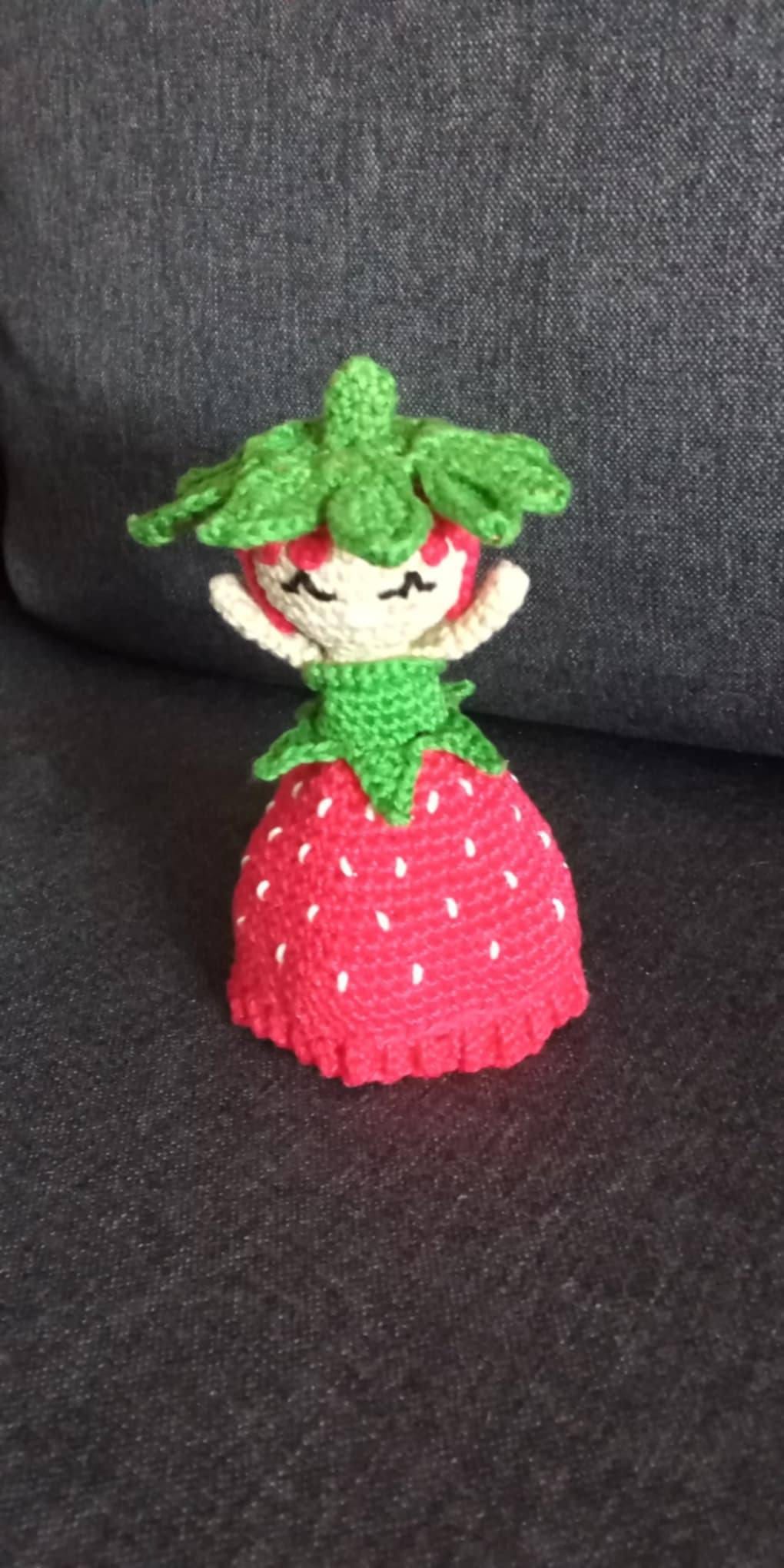 Kifordítható eperbaba horgolt