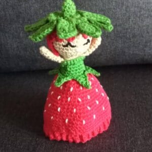 Kifordítható eperbaba horgolt