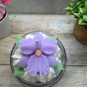 Lila orchideás habgyertya üvegben