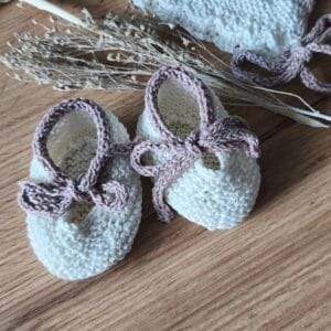 Kézzel kötött babasapka és cipö