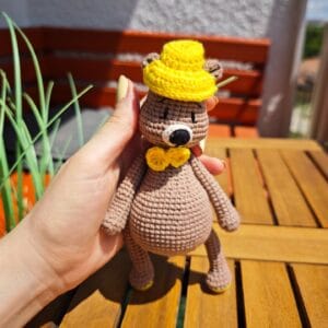 Horgolt apró pocakos mackó, kalappal