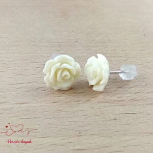 Fehér rózsás fülbevaló 10 mm