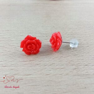 Piros rózsás fülbevaló 10 mm