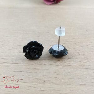 Fekete rózsás fülbevaló 10 mm