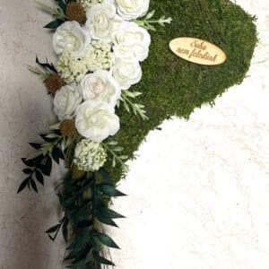 Szív alakú moha alapra készült sírdísz hófehér selyemrózsákkal díszítve