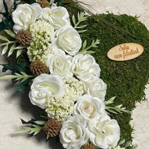 Szív alakú moha alapra készült sírdísz hófehér selyemrózsákkal díszítve