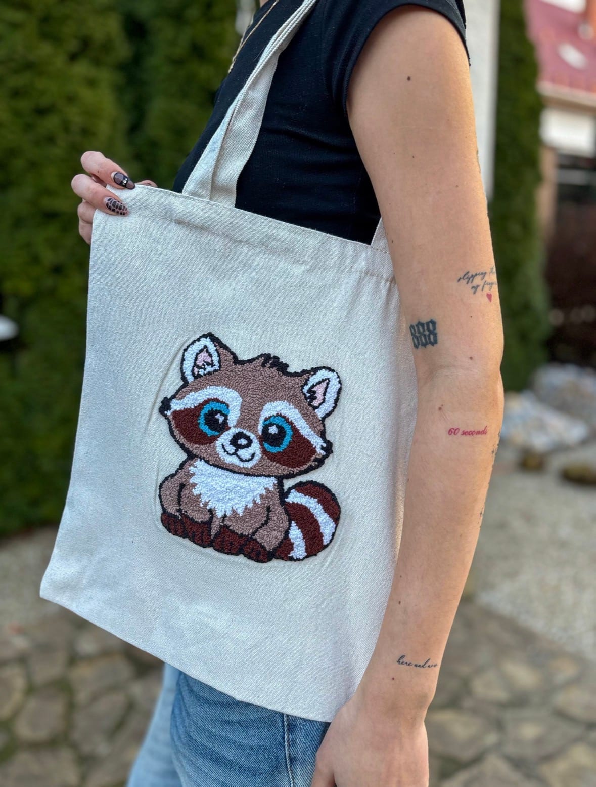 Hímzett vászontáska, barna mosómedve