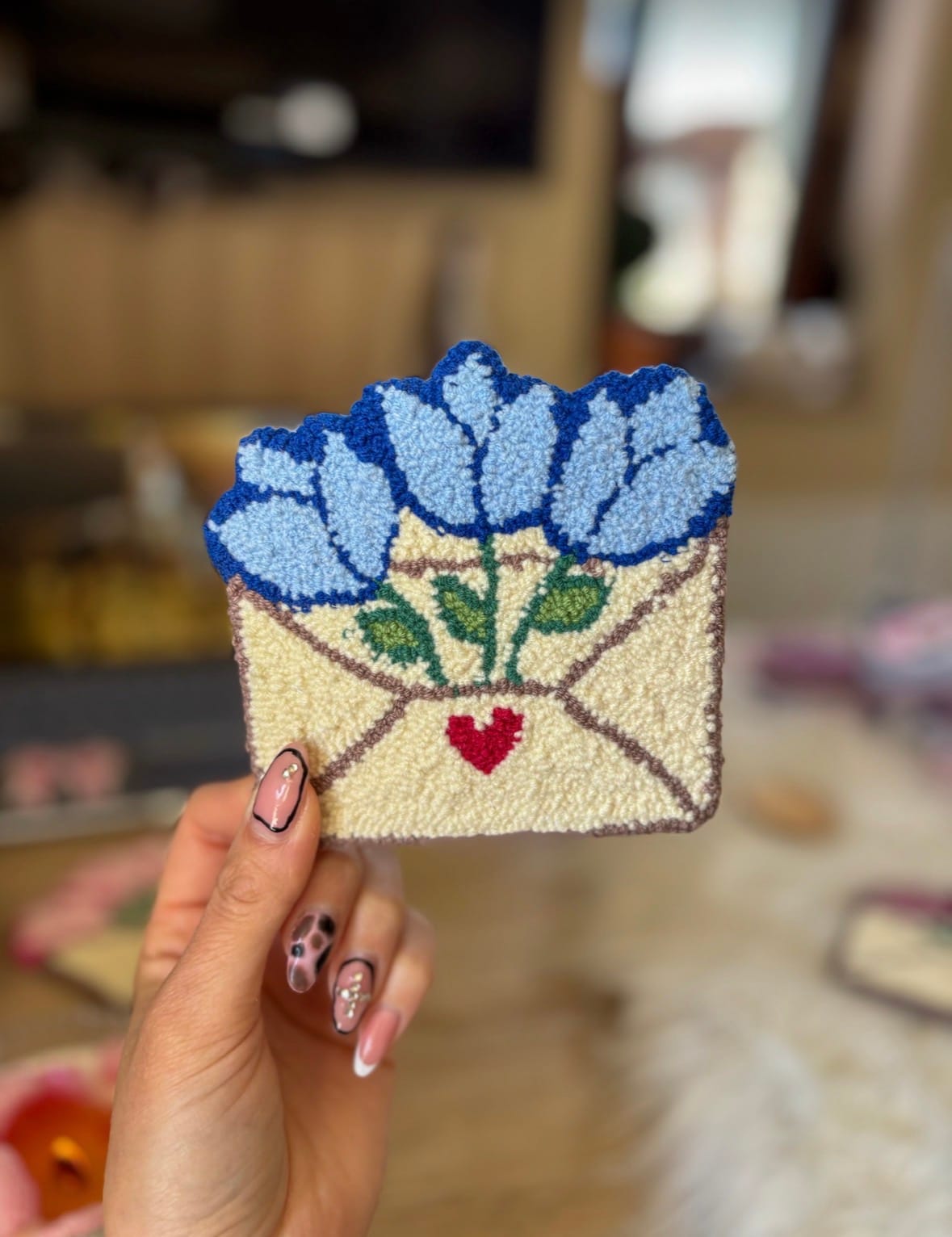 Hímzett poháralátét, tulipános levél