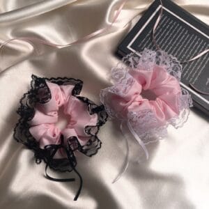 Selene Scrunchies – hajgumi, csipkével, szalaggal-rózsaszín