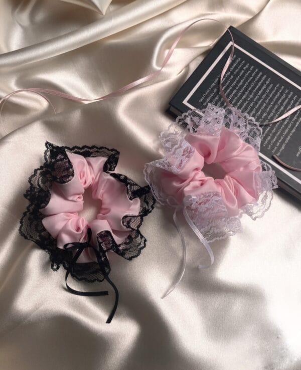 Selene Scrunchies – hajgumi, csipkével, szalaggal-rózsaszín