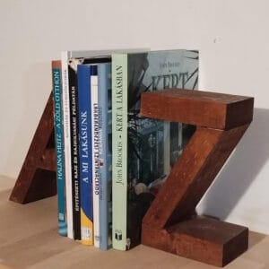 Könyvtámasz A-Z, újrahasznosított fából