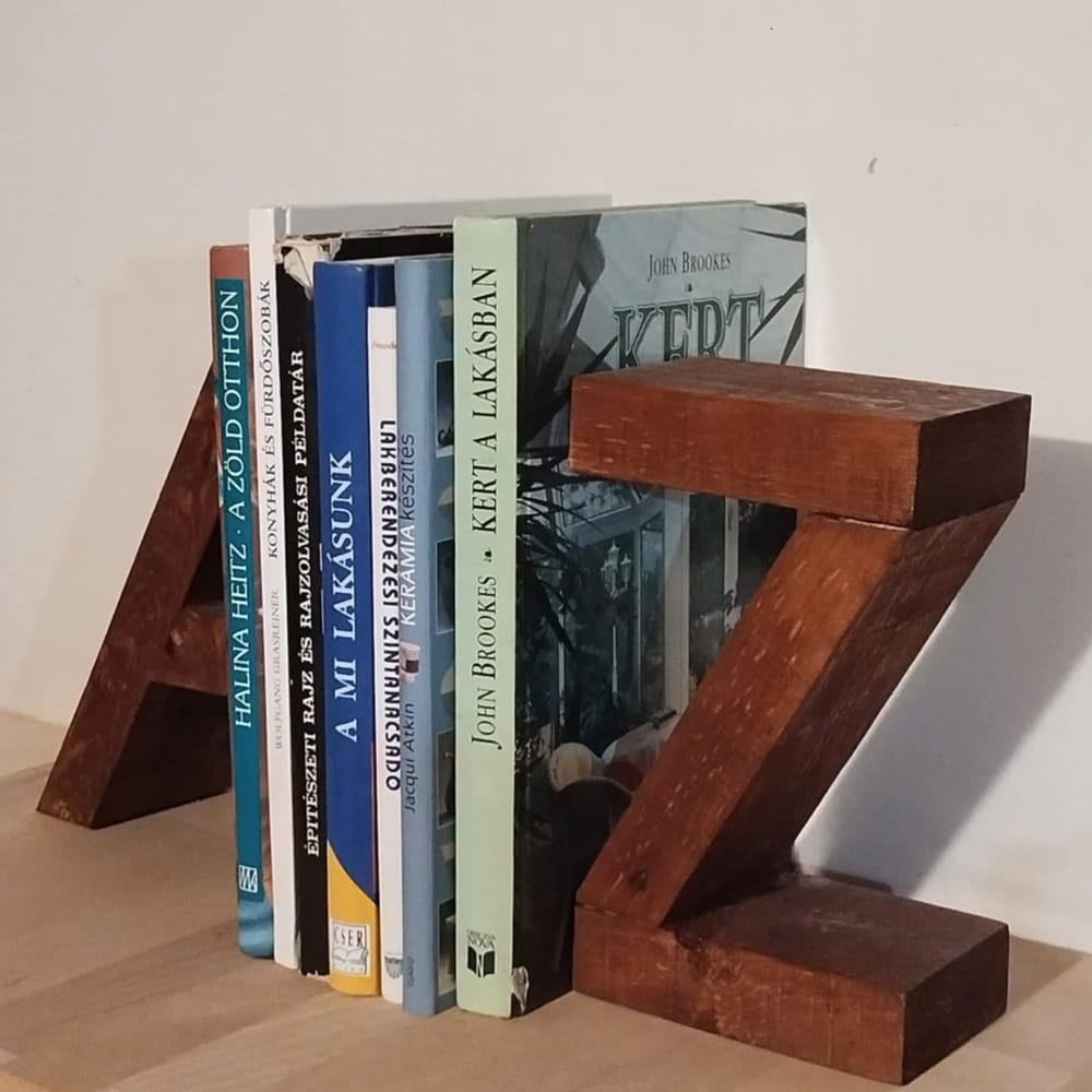 Könyvtámasz A-Z, újrahasznosított fából
