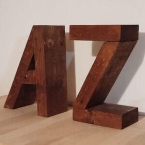 Könyvtámasz A-Z, újrahasznosított fából