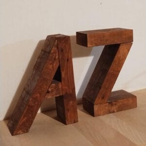 Könyvtámasz A-Z, újrahasznosított fából