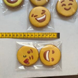 Emoji és smiley dekor mézeskalácsok