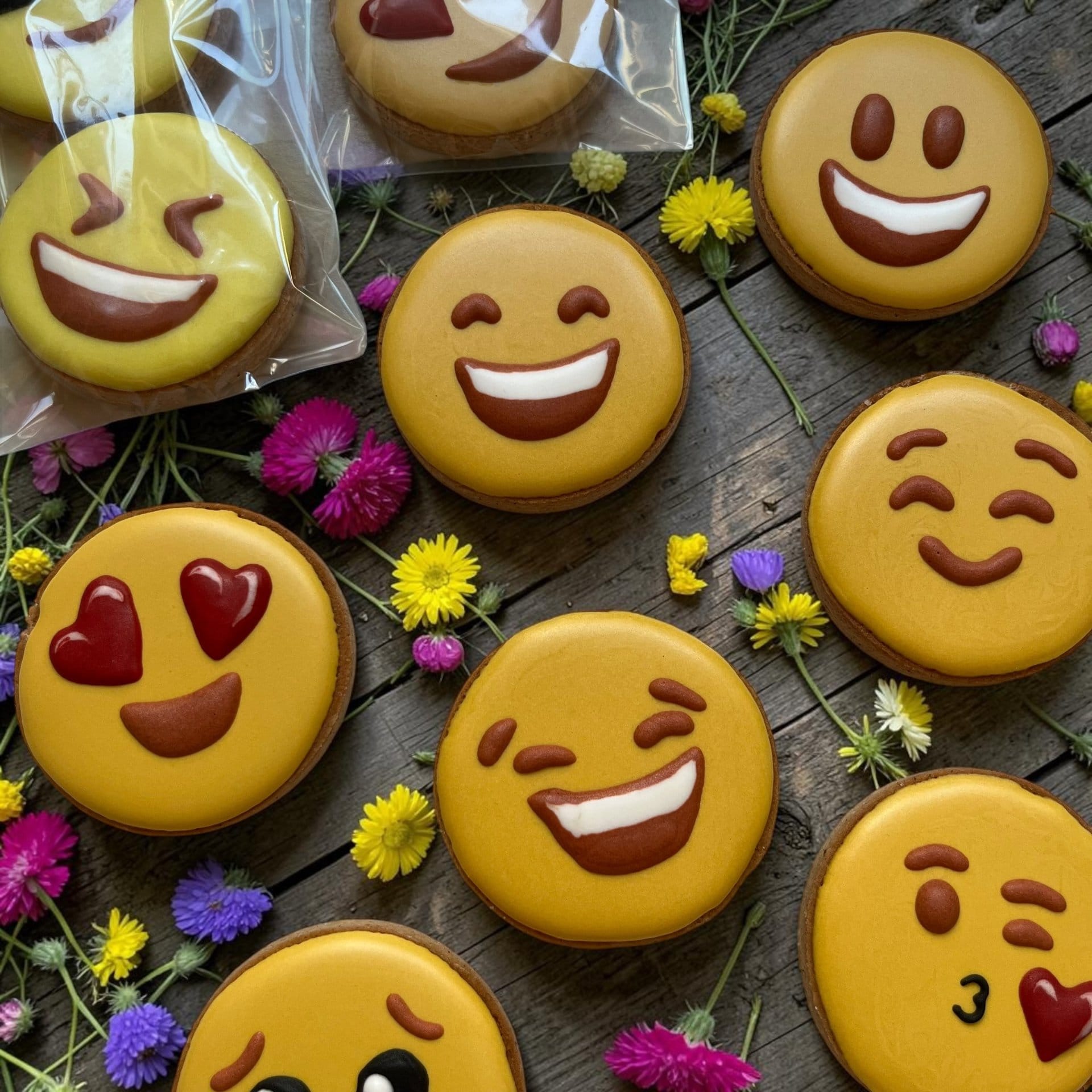 Emoji és smiley dekor mézeskalácsok