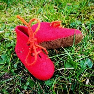 Piros nemez babacipő csúszásgátló bőrtalppal tipegőknek, otthoni cipő, bölcsődei cipő óvodai cipő, benti cipő