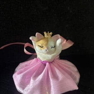 Koronás cicabalerina figura