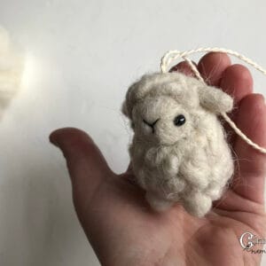 Tűnemezelt bárány cikta gyapjúból