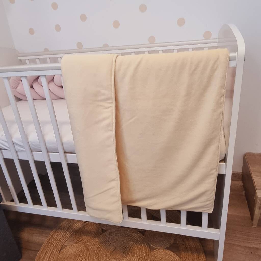 Bézs babyplüss babatakaró – természetes puhaság minden évszakban – 100*135cm