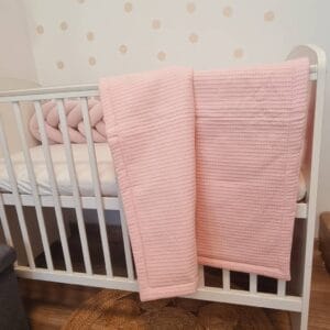Rózsaszín waffle babatakaró – 70×90 cm puha pamutból
