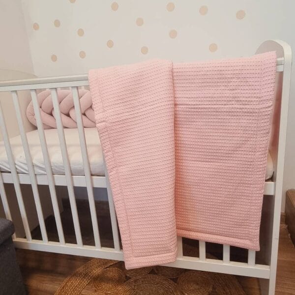 Rózsaszín waffle babatakaró – 70×90 cm puha pamutból