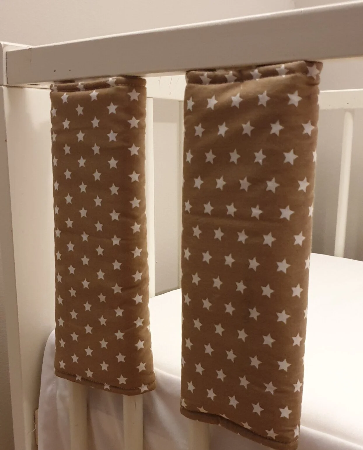 Barna színű tépőzáras kiságy rácsvédő – több méretben – 40*25cm