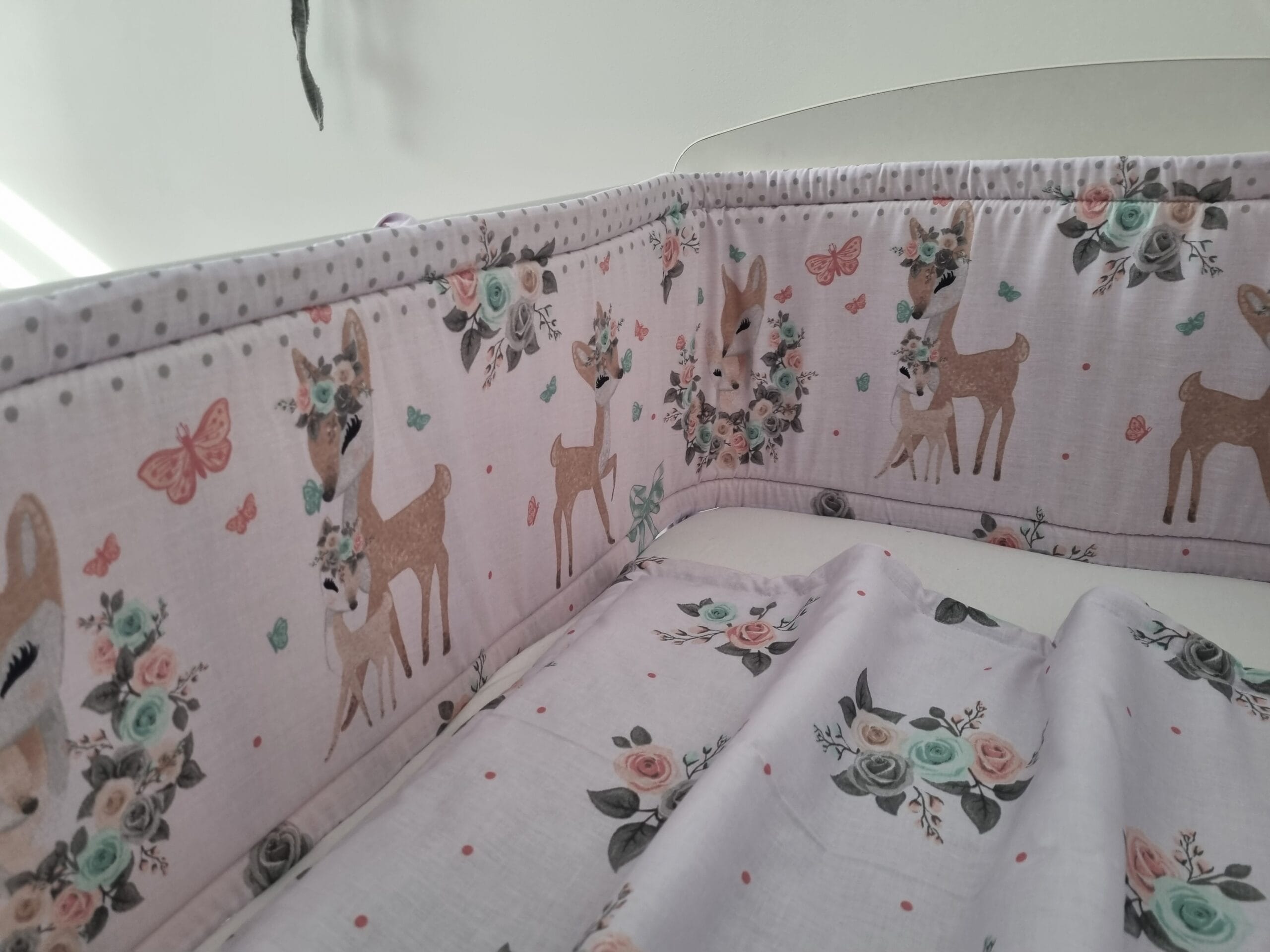Mesés Őzikés babaágynemű szett virágokkal – Kiságy mérete 70*120cm