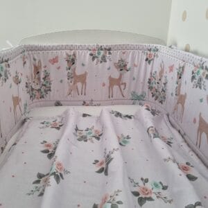 Mesés Őzikés babaágynemű szett virágokkal – Körbeérő fejvédő kialakítással (70*120cm kiságyhoz)
