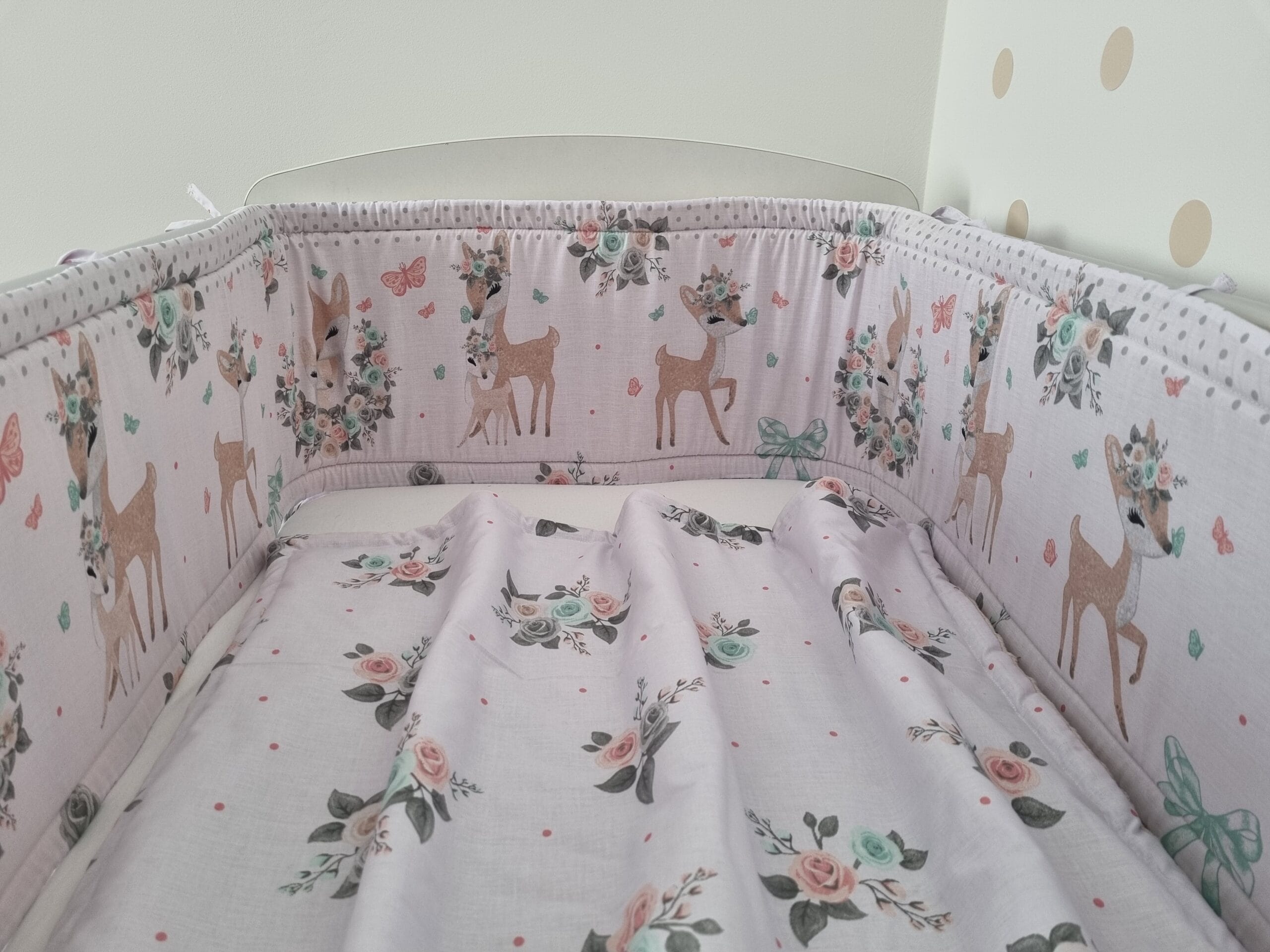 Mesés Őzikés babaágynemű szett virágokkal – Körbeérő fejvédő kialakítással (70*120cm kiságyhoz)