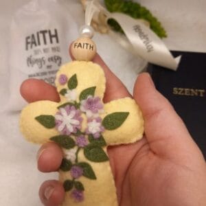 Kereszt, filc virágokkal-Bibliai igés zsákban-FAITH-sárga