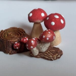 Piros pöttyös gombadekor szett – miniatűr erdei dekoráció