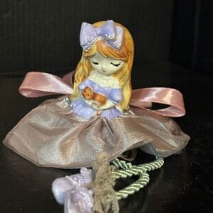 Lógó lábú Arabavé kerámiababa selyem és organza ruhában
