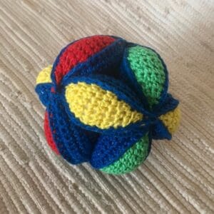 Horgolt készségfejlesztő Montessori labda (Amish puzzle ball)